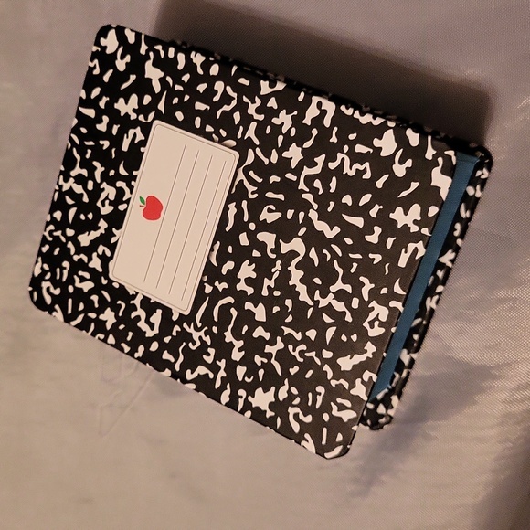 Crayon and paint pallet stud earrings - Picture 2 of 2